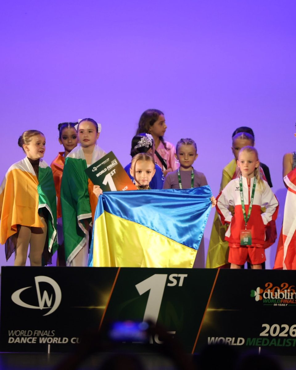 Учасниця збірної України з прапором на п'єдесталі першого місця, Дублін 2026