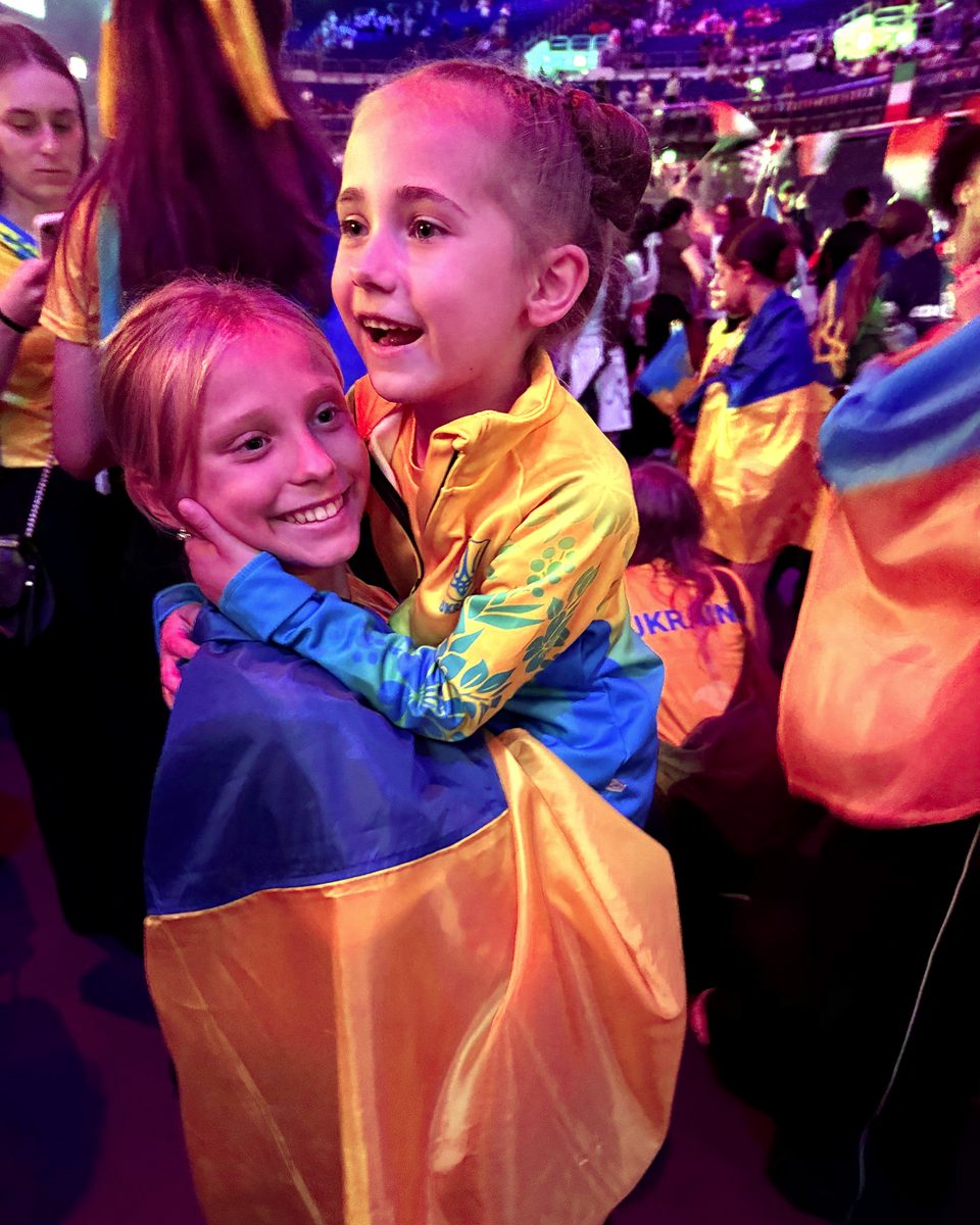 Учасниці збірної України, загорнуті в прапор, на церемонії Dance World Cup Finals 2026