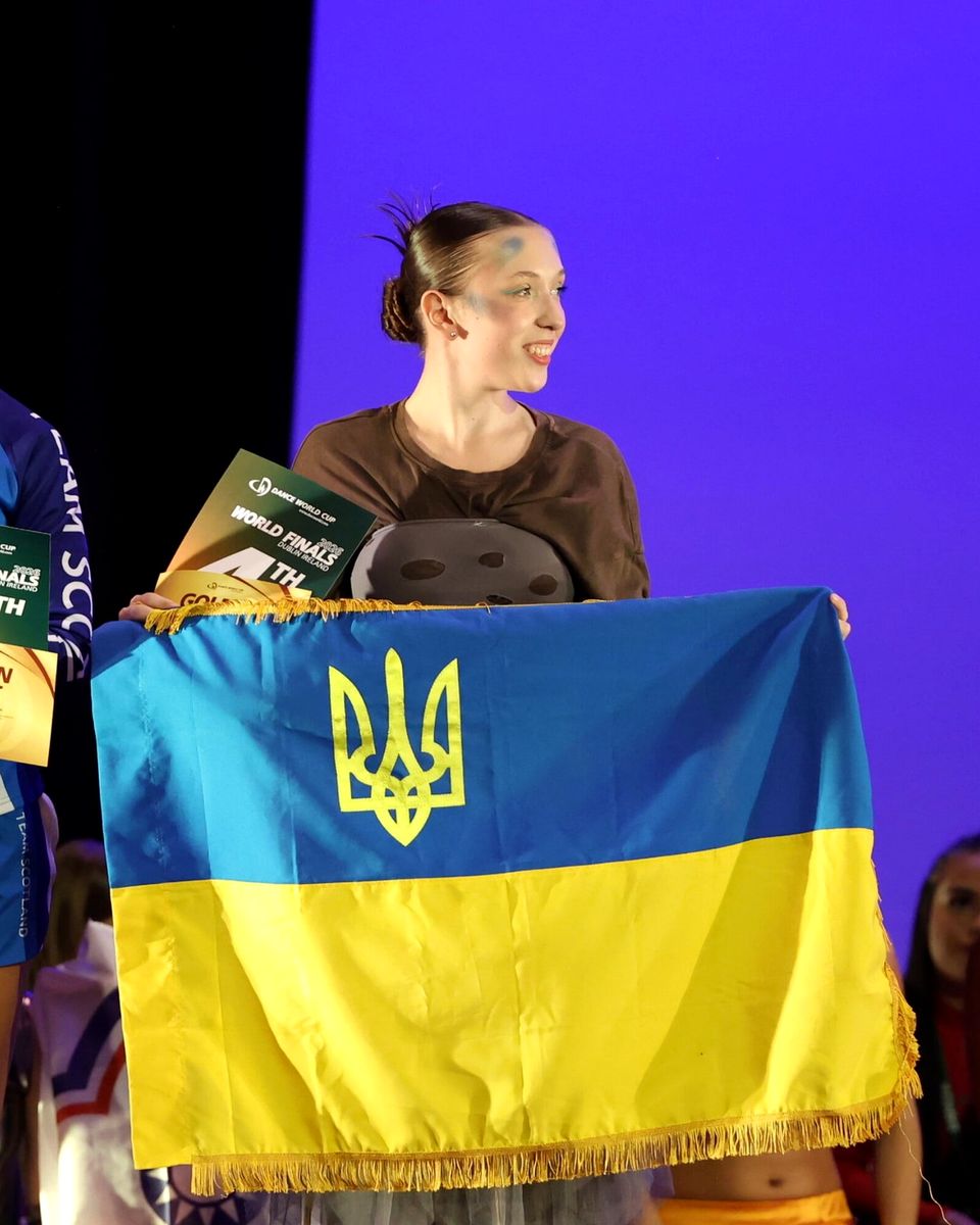 Нагородження Dance World Cup Finals 2026, Дублін: учасниця з прапором і Golden Ticket збірної України
